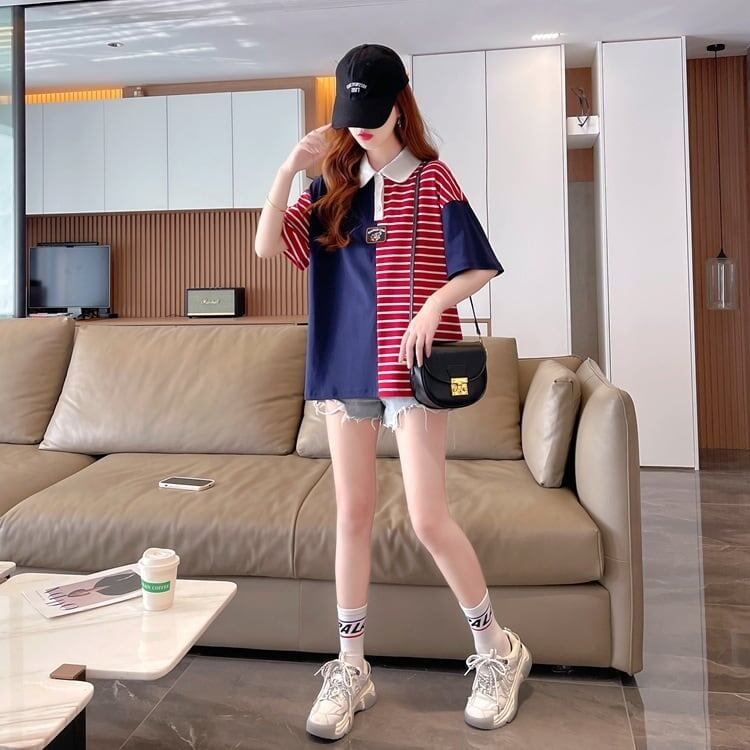 遊び心のあるエレガンスをあしらったピンクカラー、コントラストストライプの半袖Tシャツ<S-2955>