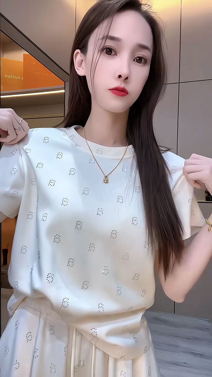 絶対欲しい アバンギャルド ファッション ホットダイヤモンド 2色 半袖 Tシャツ ショートパンツ セットアップ<S-8842>