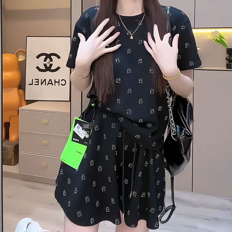 絶対欲しい アバンギャルド ファッション ホットダイヤモンド 2色 半袖 Tシャツ ショートパンツ セットアップ<S-8842>