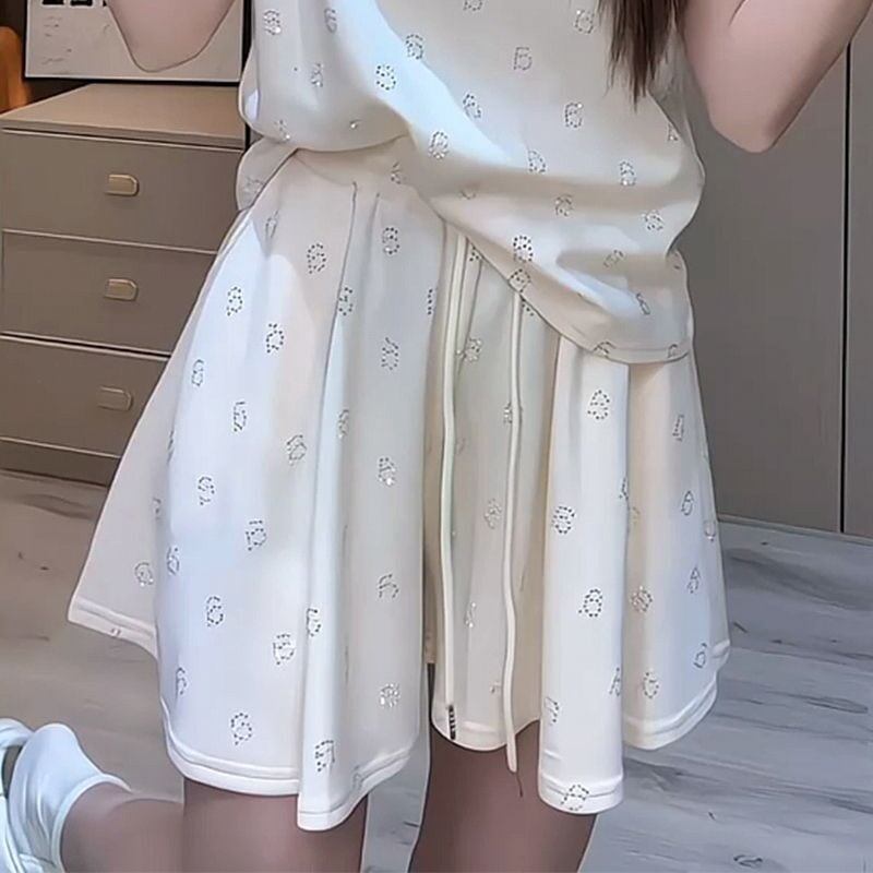 絶対欲しい アバンギャルド ファッション ホットダイヤモンド 2色 半袖 Tシャツ ショートパンツ セットアップ<S-8842>