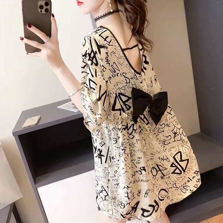 すっきりとしたデザインとバックオープンの半袖Tシャツ<S-5056>