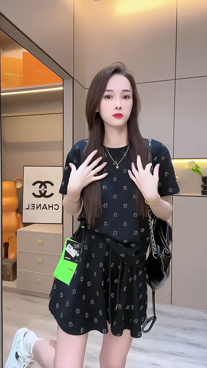 絶対欲しい アバンギャルド ファッション ホットダイヤモンド 2色 半袖 Tシャツ ショートパンツ セットアップ<S-8842>