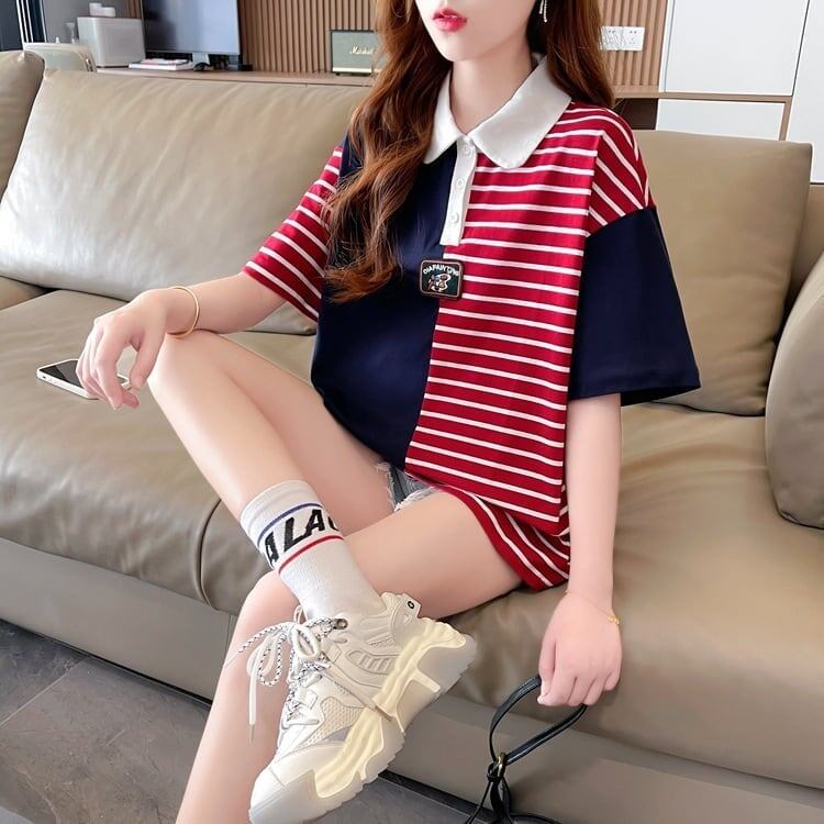遊び心のあるエレガンスをあしらったピンクカラー、コントラストストライプの半袖Tシャツ<S-2955>
