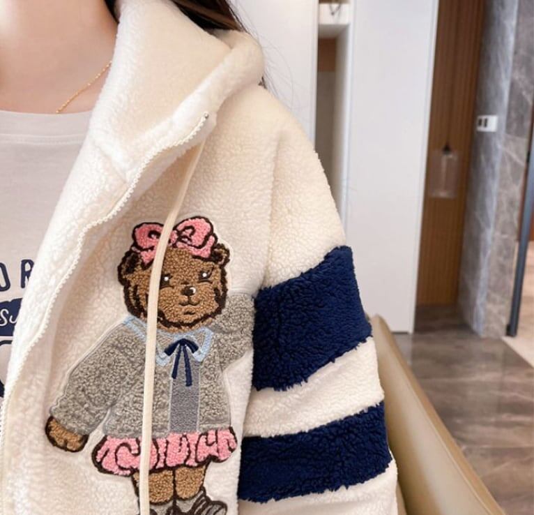 大活躍 全二色トップス 熊柄刺繍ロゴボアフルジップパーカー ＜S-4440＞