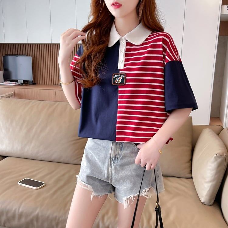 遊び心のあるエレガンスをあしらったピンクカラー、コントラストストライプの半袖Tシャツ<S-2955>