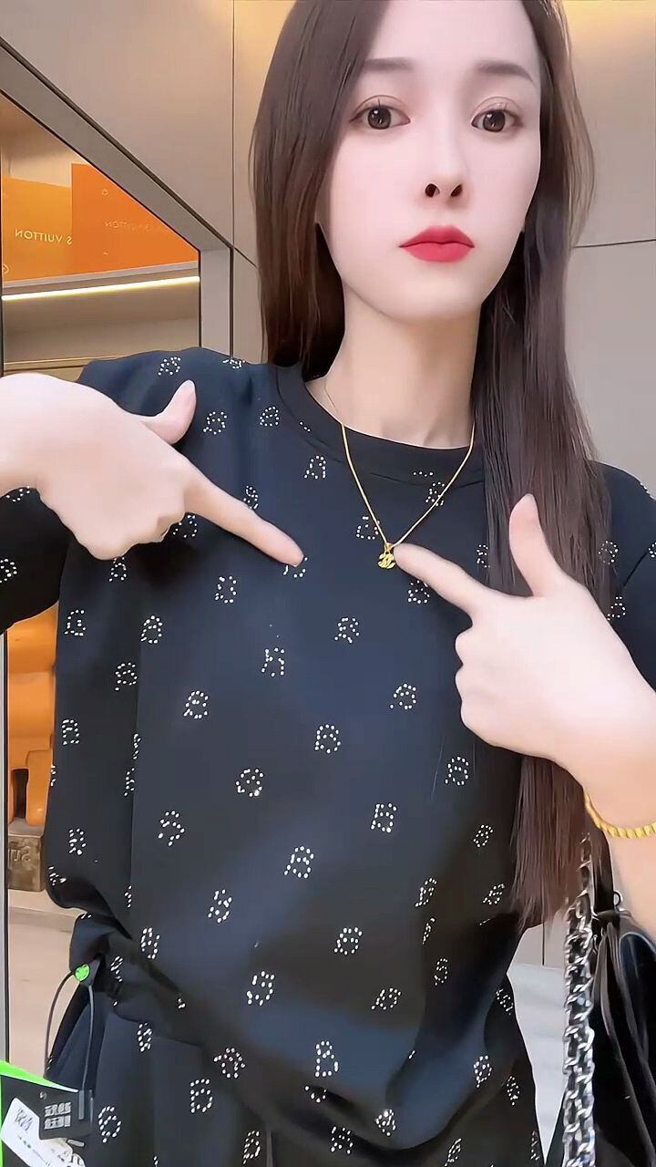 絶対欲しい アバンギャルド ファッション ホットダイヤモンド 2色 半袖 Tシャツ ショートパンツ セットアップ<S-8842>