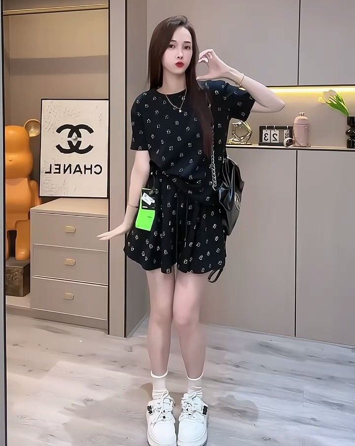 絶対欲しい アバンギャルド ファッション ホットダイヤモンド 2色 半袖 Tシャツ ショートパンツ セットアップ<S-8842>