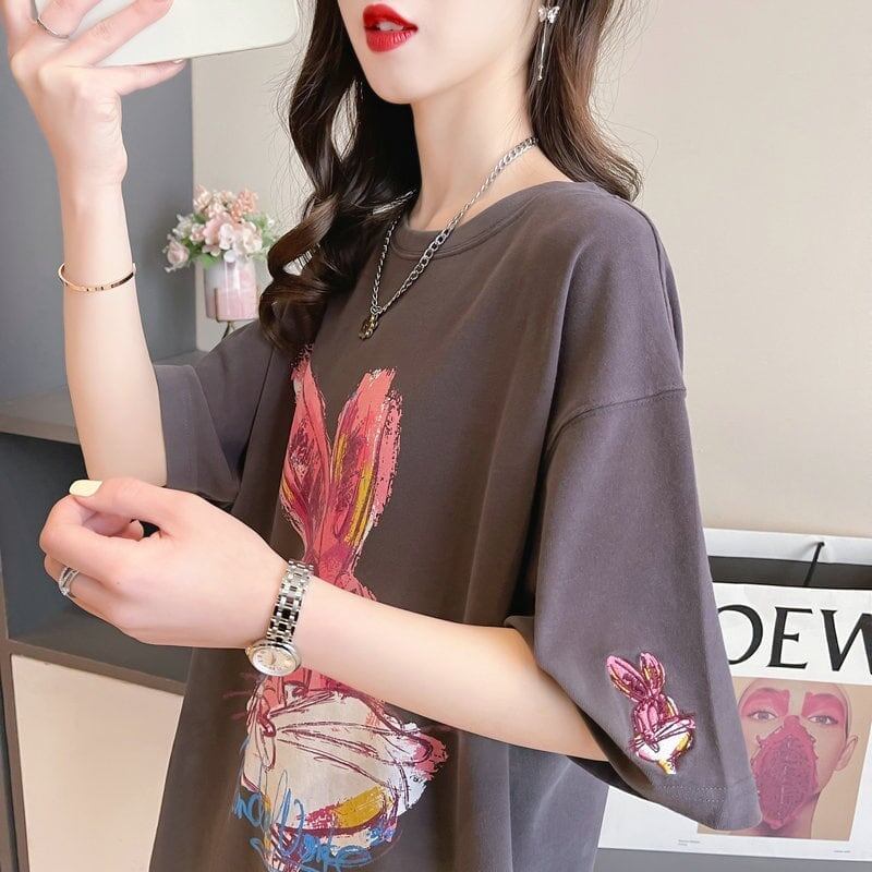 キュートで傲慢なウサギと明るいカラーを組み合わせた半袖Tシャツ<S-2902>
