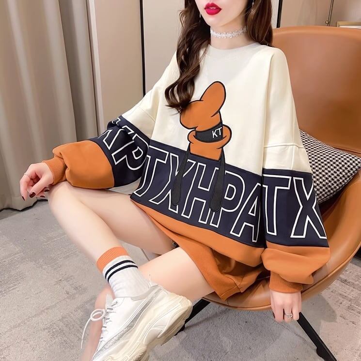 【秋の初めの割引！！】韓国風カラーマッチング漫画文字刺繍ミドル丈トップス<S-5053>