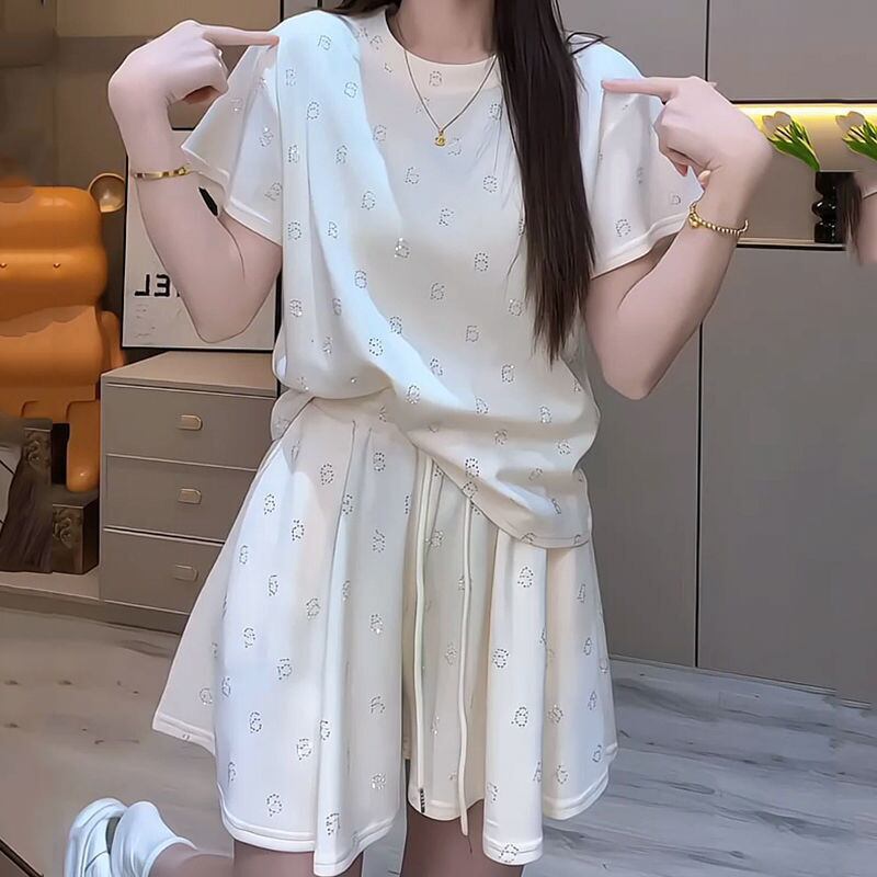 絶対欲しい アバンギャルド ファッション ホットダイヤモンド 2色 半袖 Tシャツ ショートパンツ セットアップ<S-8842>