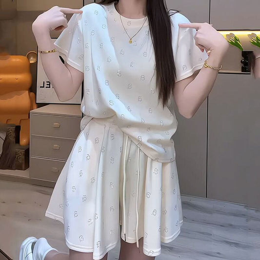 絶対欲しい アバンギャルド ファッション ホットダイヤモンド 2色 半袖 Tシャツ ショートパンツ セットアップ<S-8842>
