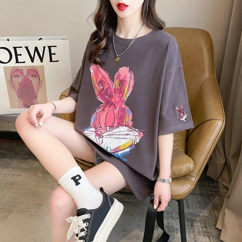 キュートで傲慢なウサギと明るいカラーを組み合わせた半袖Tシャツ<S-2902>